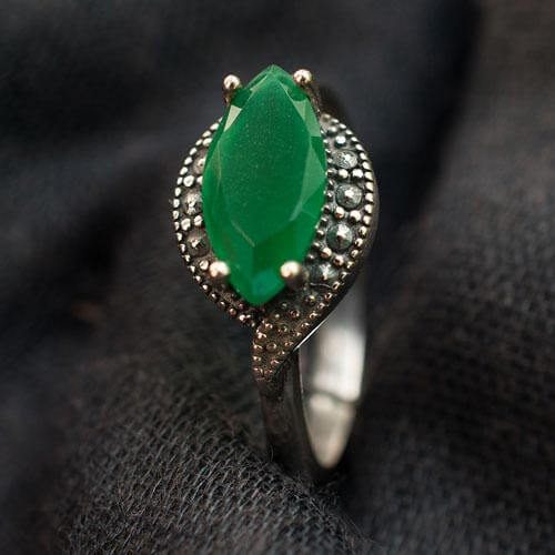 пръстен със зелен камък