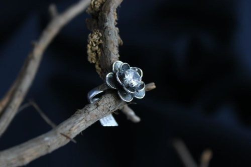 пръстен с камък цвете